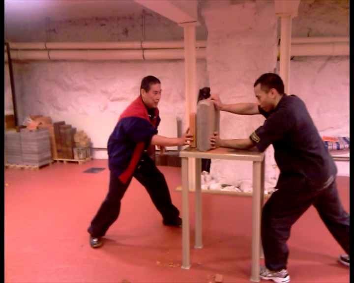 Da Sifu Linn demonstrerar finger-thrust breaking tekniker på den avancerade träningen på Stockholms Wushu Akademi, 2 februari 2012