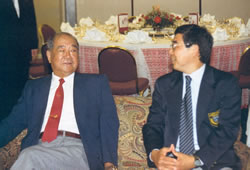 Kinas sportminister Li Men Hua
				    och Sifu Louis Linn, Peking 1995