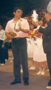 Sifu Linn erhåller
				    utmärkelse i Shenzhen, 1988.